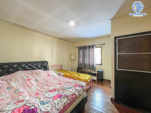 ทาวน์เฮ้าส์มือสองย่านนนทบุรี ม.กฤษดานคร10 รัตนาธิเบศร์-บางใหญ่ เนื้อที่มากถึง 20 ตร.ว. ฟังก์ชัน 2 ห้องนอน 2 ห้องน้ำ 1 ที่จอดรถ ทำเลเยี่ยม ติดถ.รัตนธิเบศร์ เพียง 200 เมตรก็ถึงรถไฟฟ้าสายสีม่วง "สถานีสามแยกบางใหญ่" ใกล้เซ็นทรัลเวสต์เกต และทางด่วน "กาญจนาภิเษก"